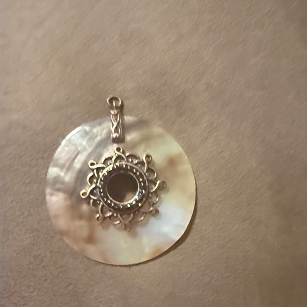 Elegant Mother of Pearl Pendant - Picture 8 of 9